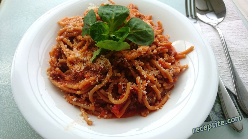 Спагети с доматен сос, кайма и гъби | Изпробвана рецепта от Веселият Готвач
