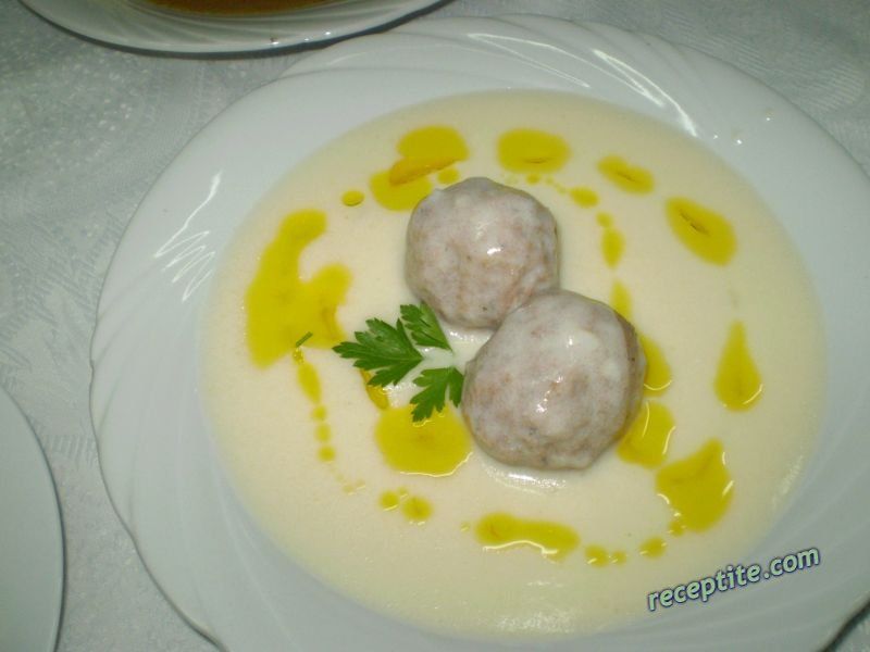 Снимки към Кюфтета в бял сос