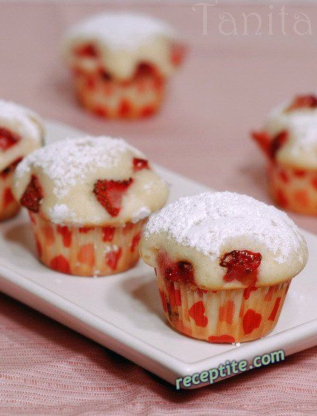 Снимки към Малки кексчета с крем сирене и ягоди