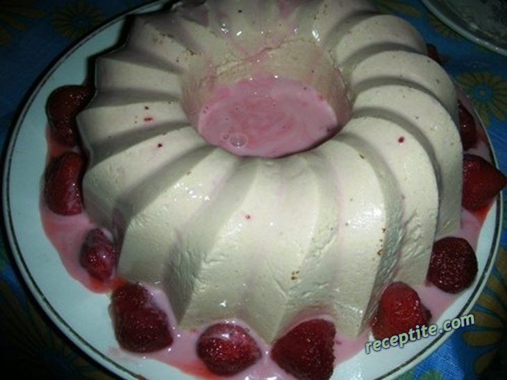 Снимки към Десерт от извара с ягодово-млечен сос
