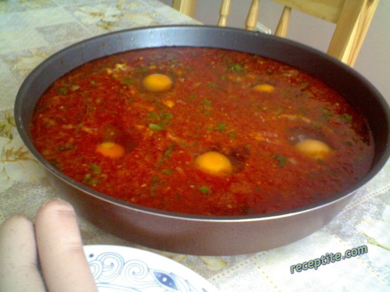 Снимки към Яйца върху домати на фурна