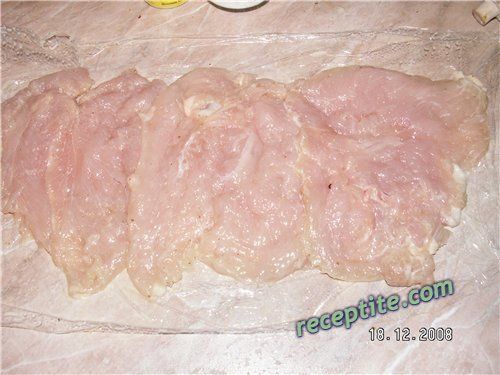Снимки към Мариновано пилешко руло с кренвирш
