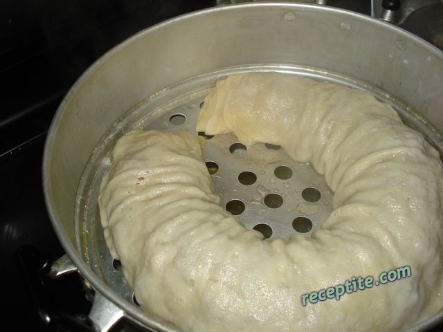 Снимки към Месно руло в тесто на пара със сос