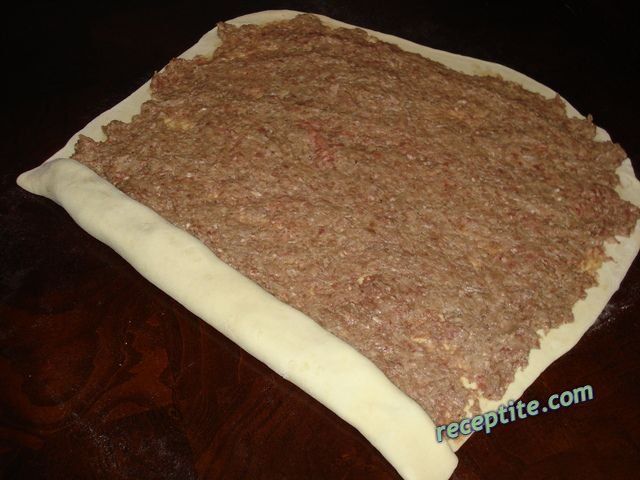 Снимки към Месно руло в тесто на пара със сос