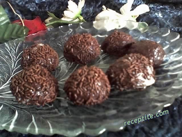 Снимки към Шоколадово-ромови топчета с плънка