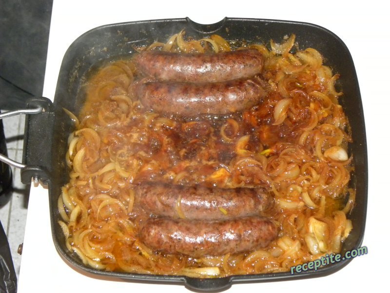 Снимки към Наденица с лук на тиган (Bratwurst in zwiebel)