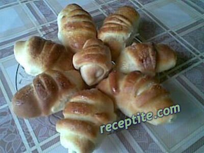 Снимки към Козуначени кифлички с мед