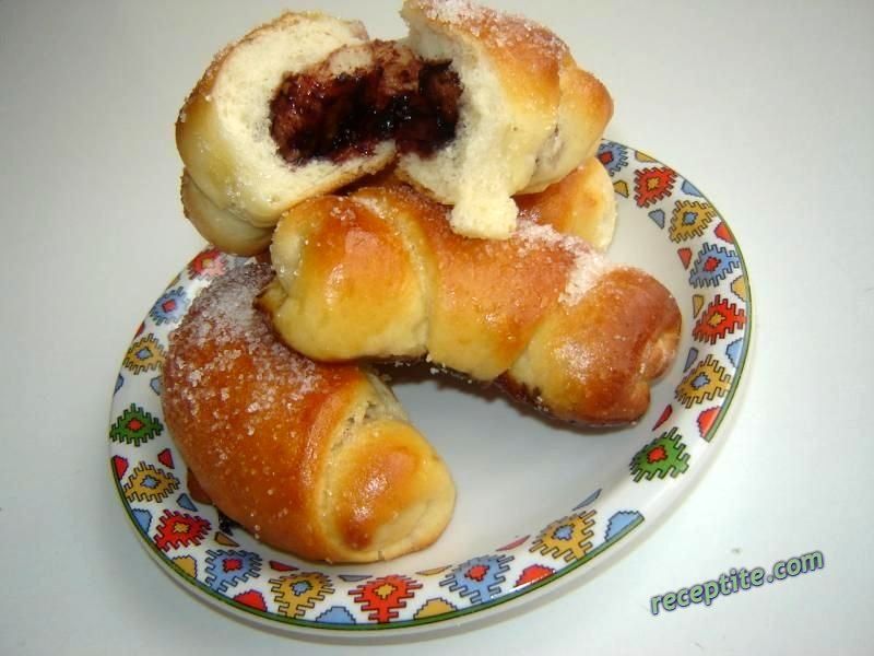 Снимки към Козуначени кифлички с мед