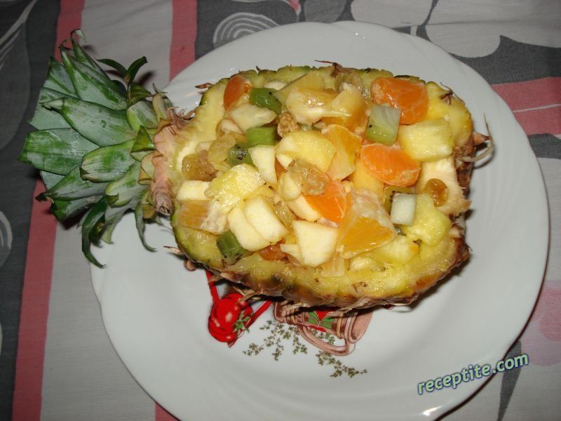 Снимки към Пълнен ананас с тропическа салата