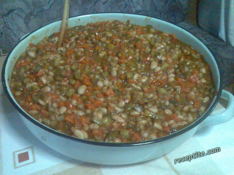 Снимки към Бобена салата с моркови и чушки