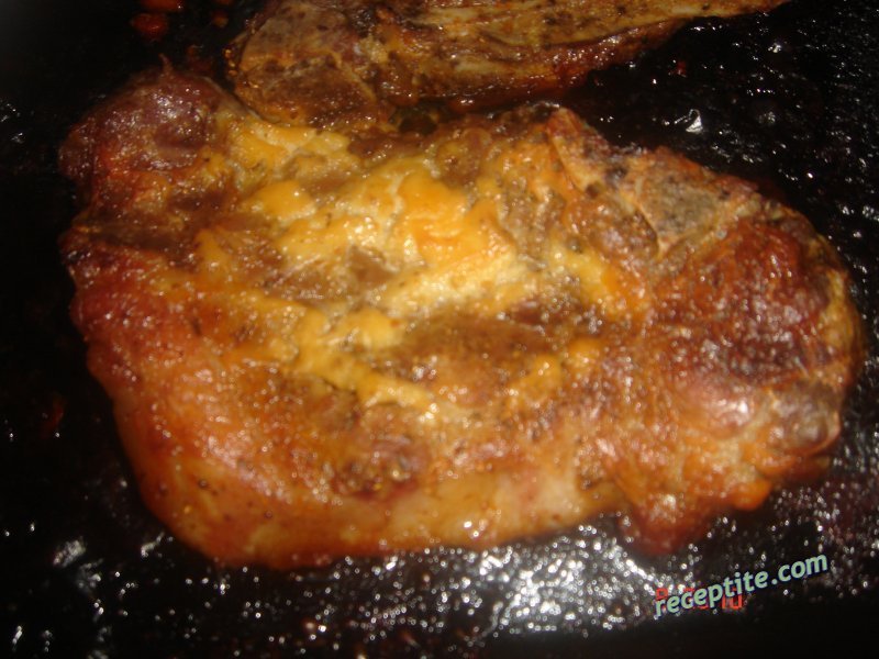 Снимки към Чеснови свински пържоли с топено сирене