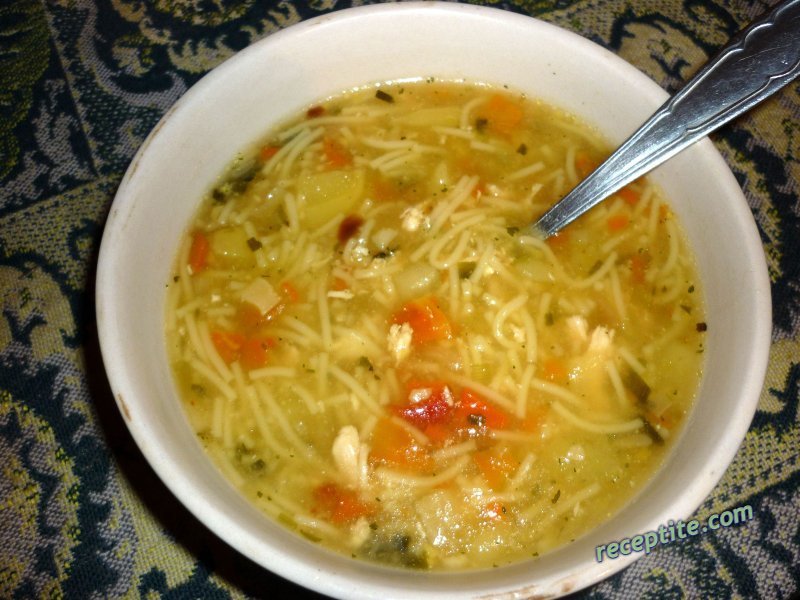 Снимки към Пилешка супа със сирене
