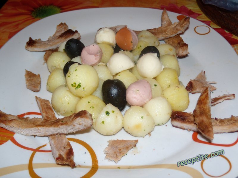 Снимки към Топла салата с картофени топчета