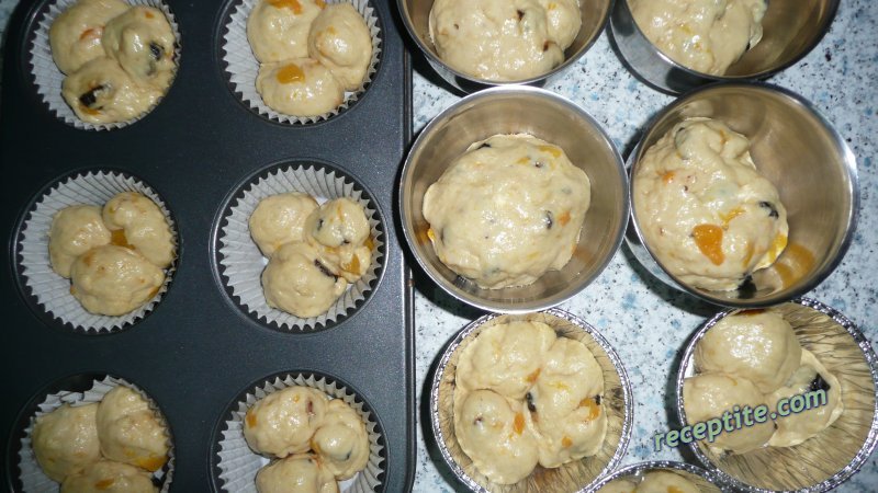 Снимки към Козунак с праскови и сушени сливи