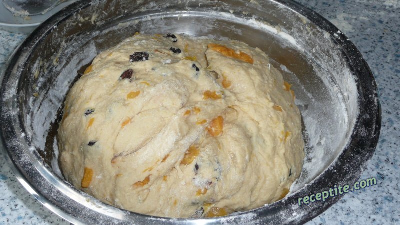 Снимки към Козунак с праскови и сушени сливи