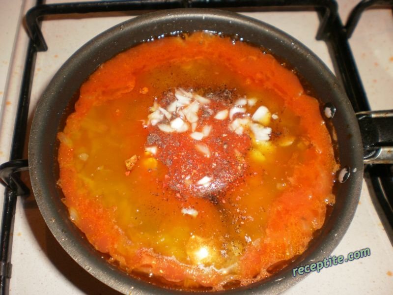 Снимки към Макарони с лук и пържени домати