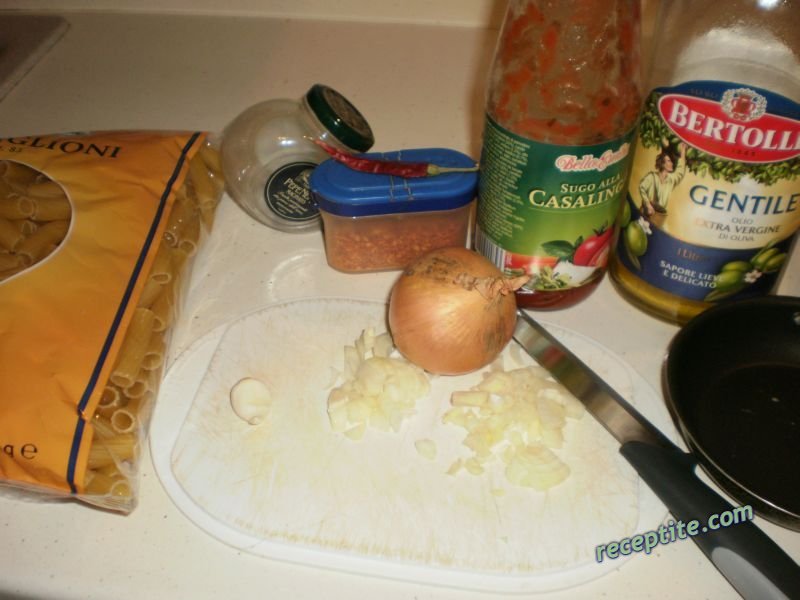 Снимки към Макарони с лук и пържени домати