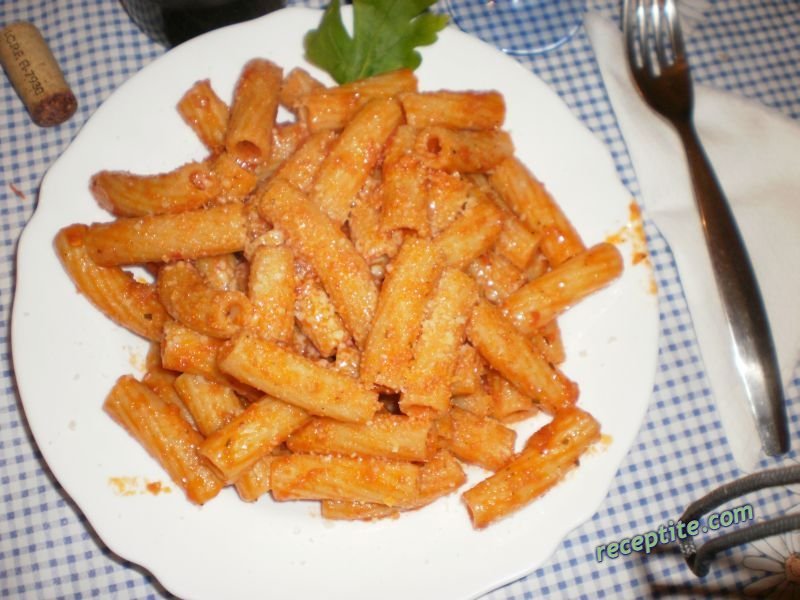 Снимки към Макарони с лук и пържени домати