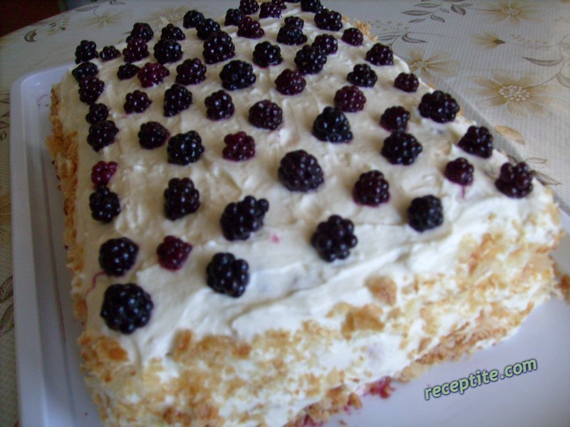 Снимки към Ягодова торта с ванилово-сметанов крем