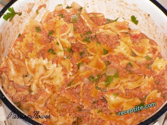 Снимки към Фарфали с доматен сос и кайма