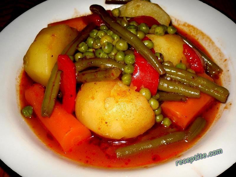 Снимки към Яхния с пресни картофи и зелен боб