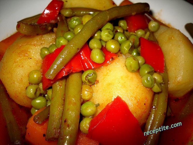 Снимки към Яхния с пресни картофи и зелен боб