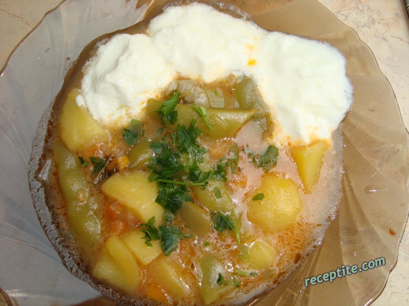 Снимки към Яхния с пресни картофи и зелен боб
