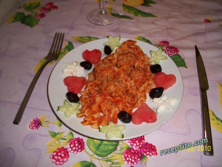 Снимки към Кюфтета с доматен сос и фарфалини