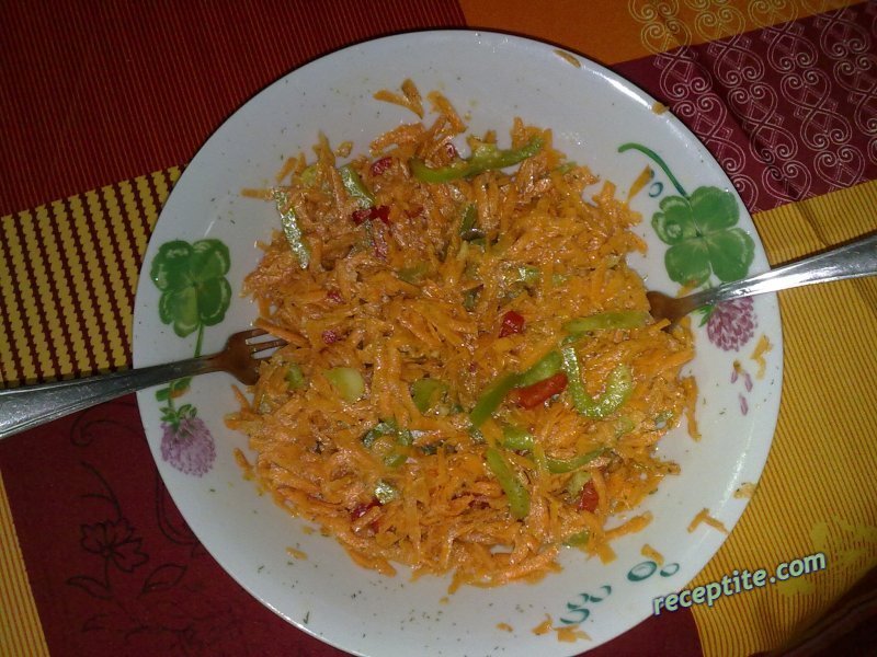 Снимки към Свежа салата от моркови и чушки