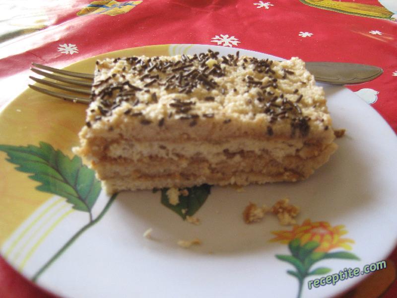 Снимки към Бисквитена торта с маргарин и орехи