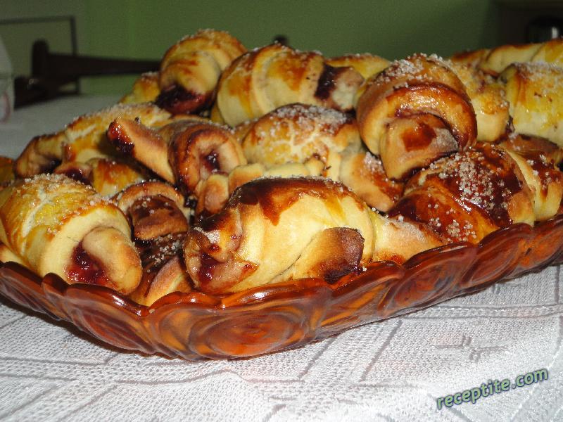 Снимки към Кифли за Великден