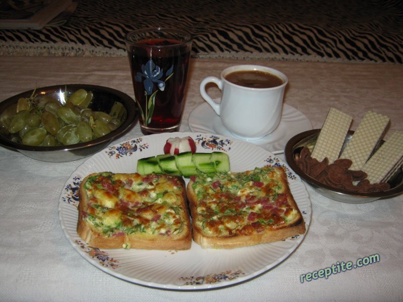 Снимки към Топли сандвичи с яйца, сирене и колбас