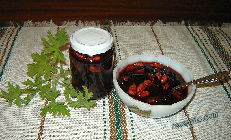 Снимки към Сладко от сини сливи с ядки