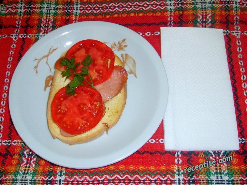 Снимки към Топъл сандвич с кренвирш