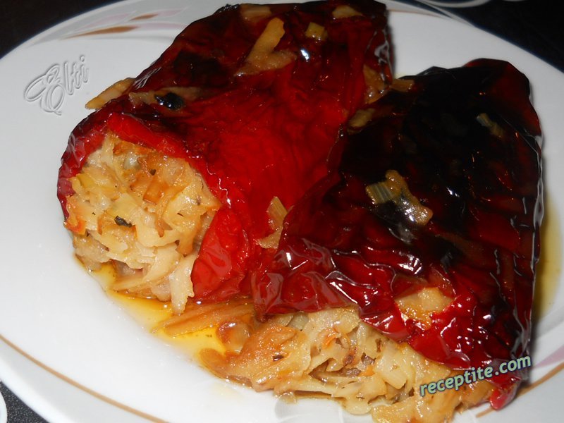 Снимки към Пълнени чушки с картофи и зеле
