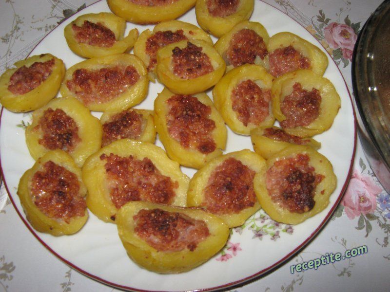 Снимки към Пълнени картофи с бял сос