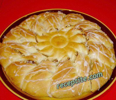 Снимки към Усукана питка с мед и орехи
