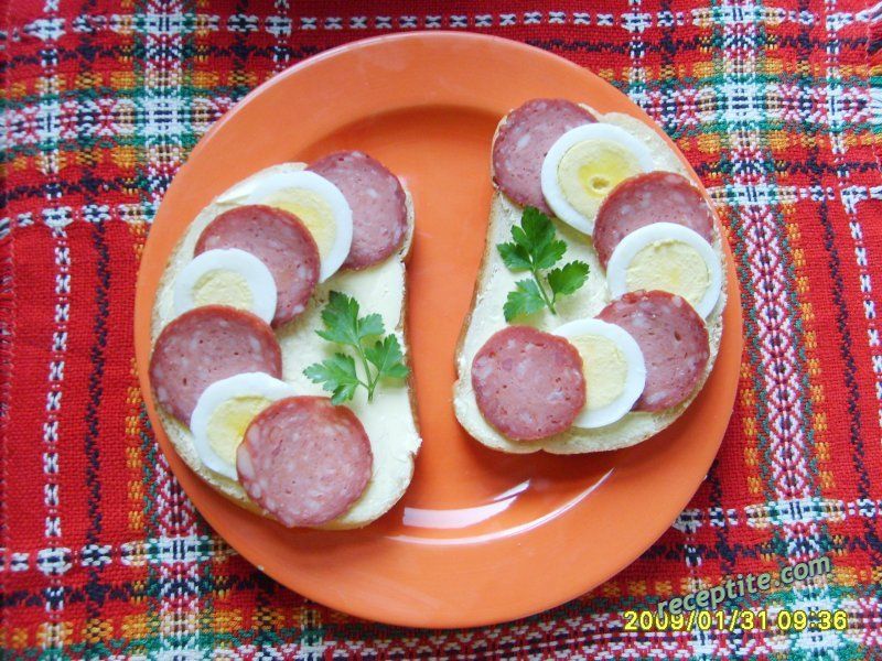 Снимки към Сандвич със салам и яйце