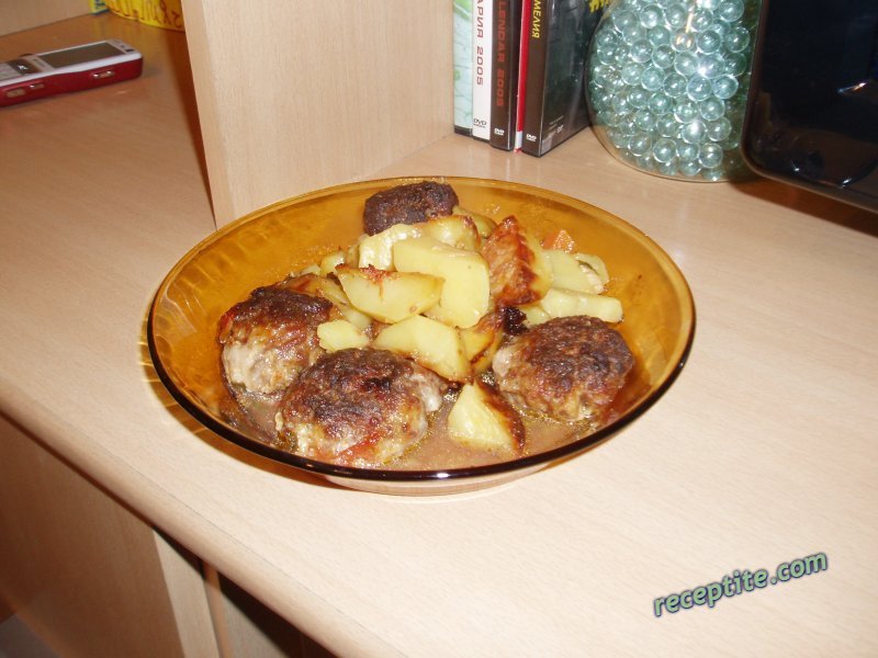 Снимки към Кюфтенца с картофи на фурна