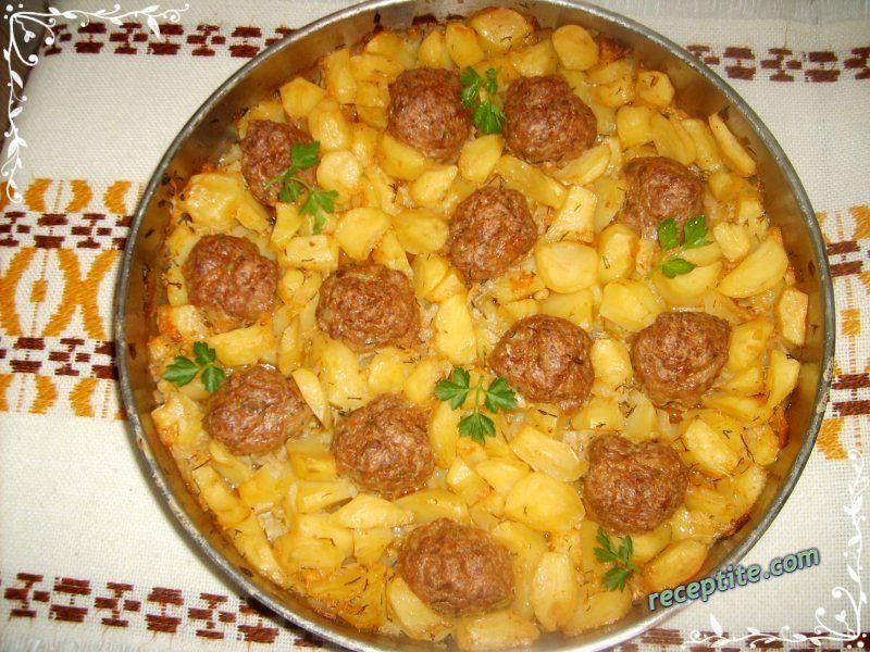 Снимки към Кюфтенца с картофи на фурна