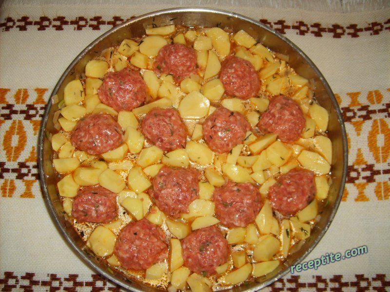 Снимки към Кюфтенца с картофи на фурна