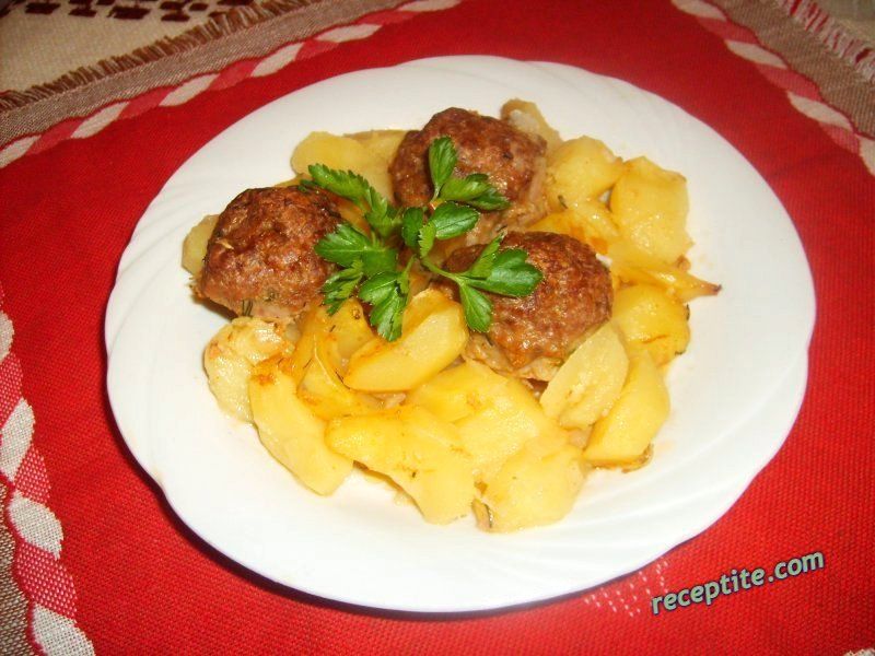 Снимки към Кюфтенца с картофи на фурна
