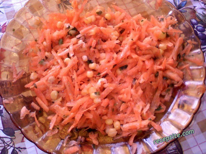 Снимки към Свежа салата от моркови и сладка царевица