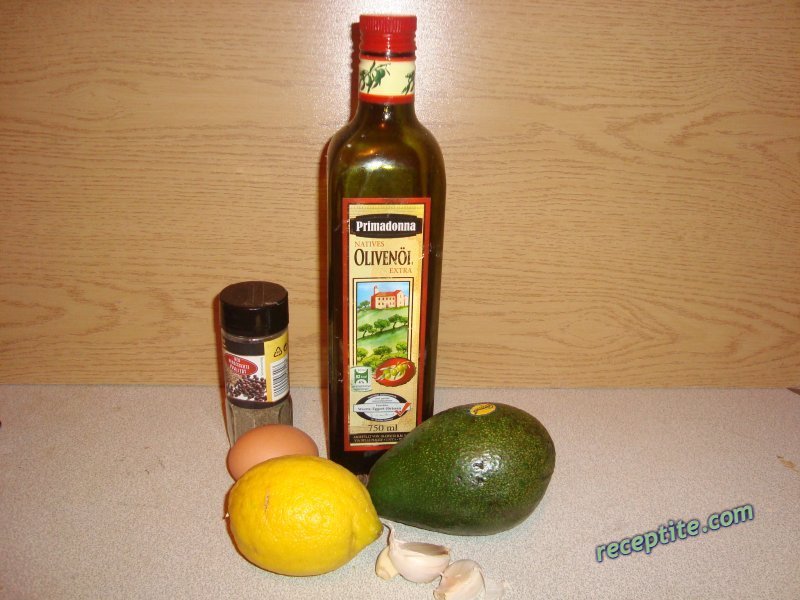 Снимки към Канарски сос с авокадо и чесън