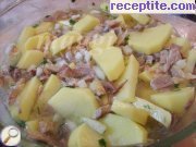 снимка 1 към рецепта Картофи с пилешко месо и яйца на фурна