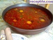 снимка 2 към рецепта Яйца върху домати на фурна