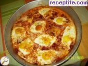 снимка 1 към рецепта Яйца върху домати на фурна