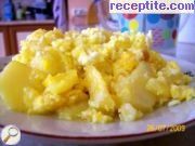 Пържени картофи с поливка от яйца и сирене
