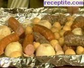 Три вида наденици с картофи и лук във фолио