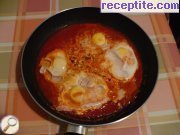 снимка 3 към рецепта Яйца на очи с домати